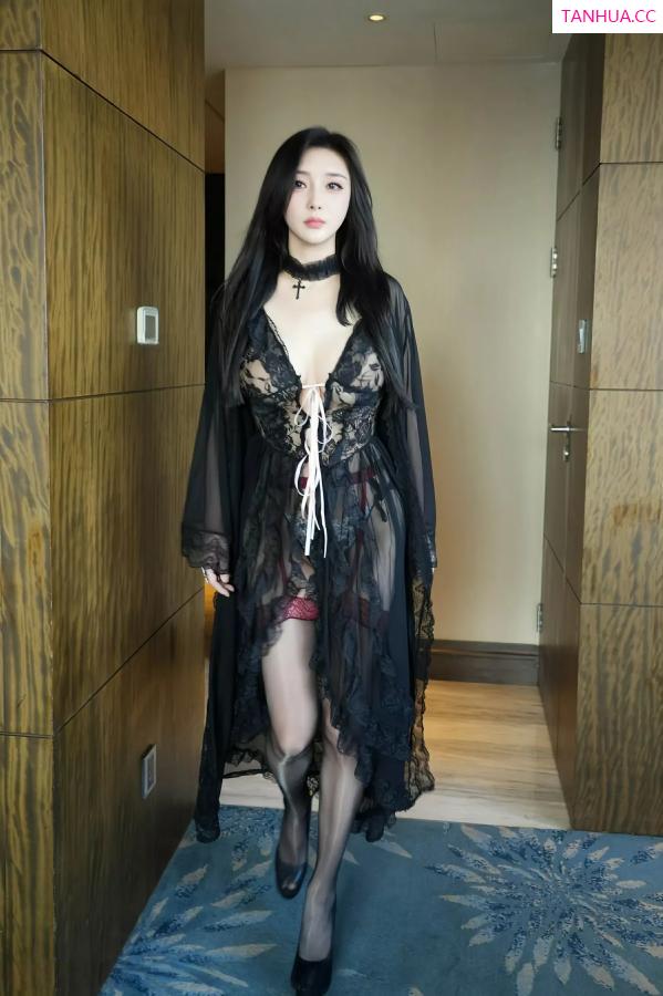   [XiuRen]高清写真图 2025.07.01 No.10490 苏一诺 黑色睡袍第7张图片